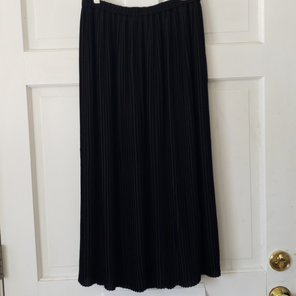 NWOT Uniqlo Mini Pleat Midi Skirt